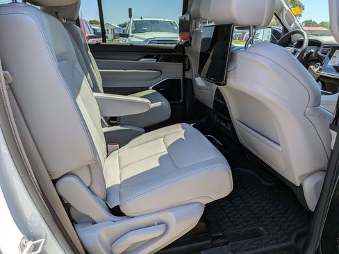 Used 2024 Jeep Wagoneer L Series III w/ Premium Group I AWD/4WD image 21
