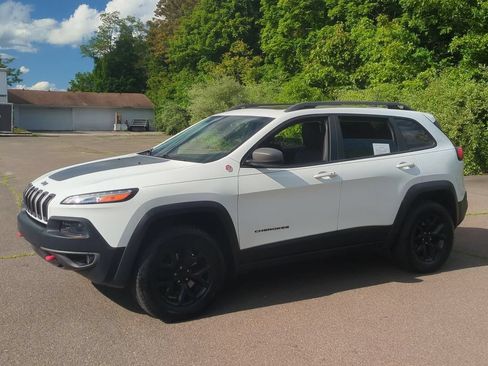 Used 2016 Jeep Cherokee Trailhawk AWD/4WD image 2