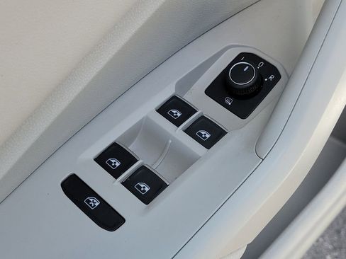 Used 2024 Volkswagen Jetta SE FWD image 18