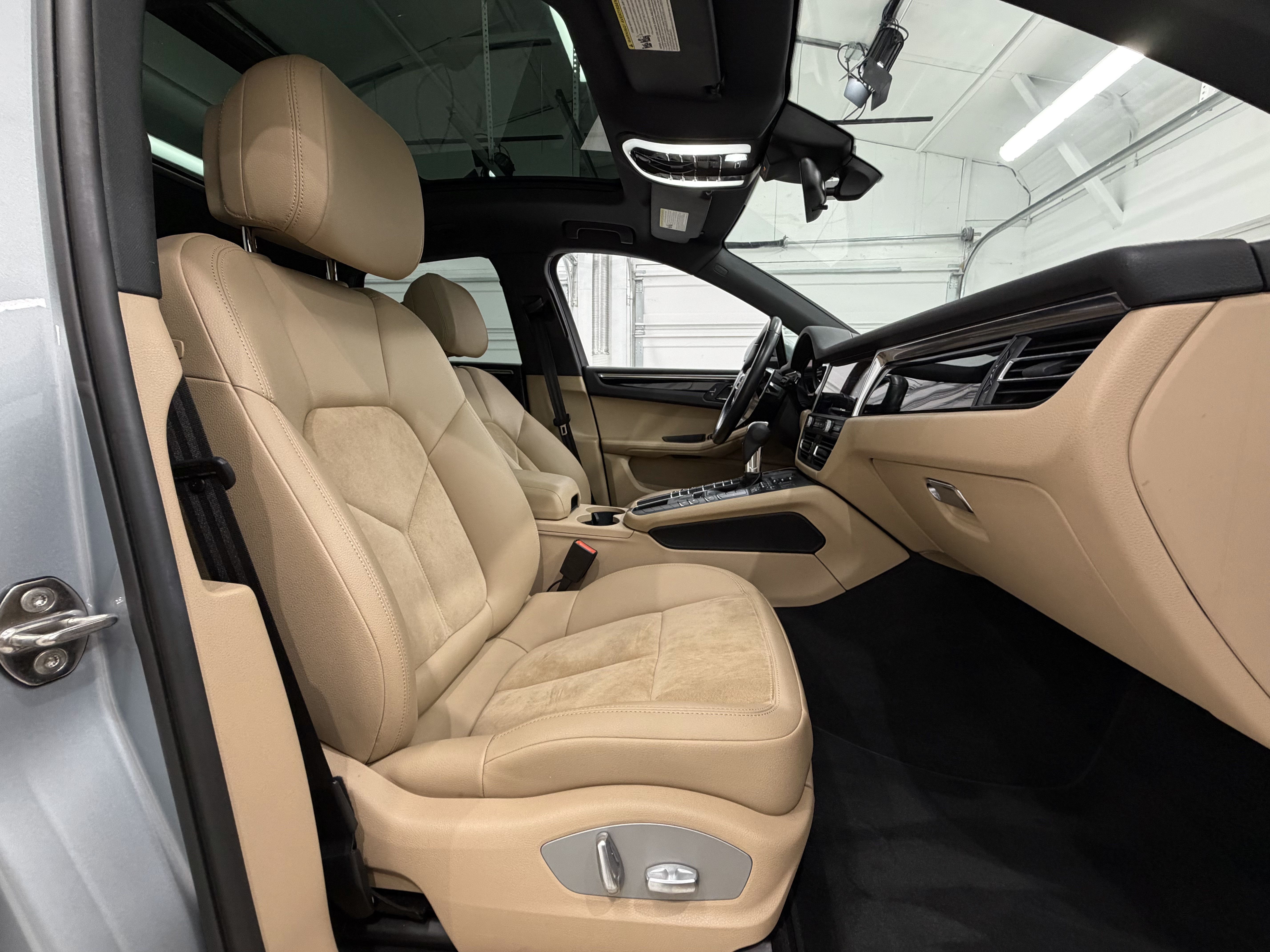 Certified 2021 Porsche Macan AWD/4WD image 22