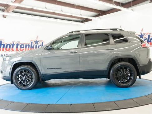Used 2023 Jeep Cherokee Altitude Lux AWD/4WD image 25