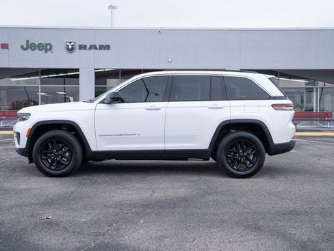 Certified 2025 Jeep Grand Cherokee Laredo X image 2