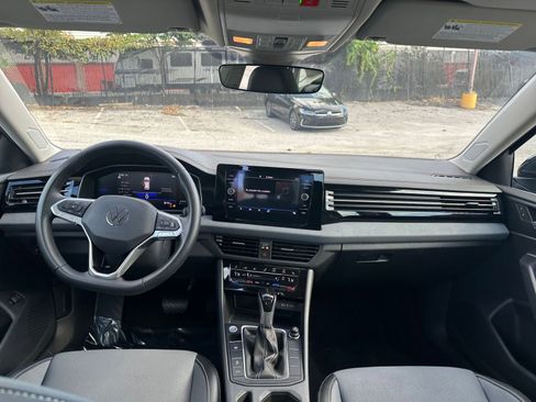 Used 2025 Volkswagen Jetta SE image 32