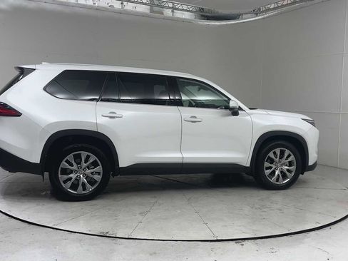Used 2024 Toyota Grand Highlander AWD image 9