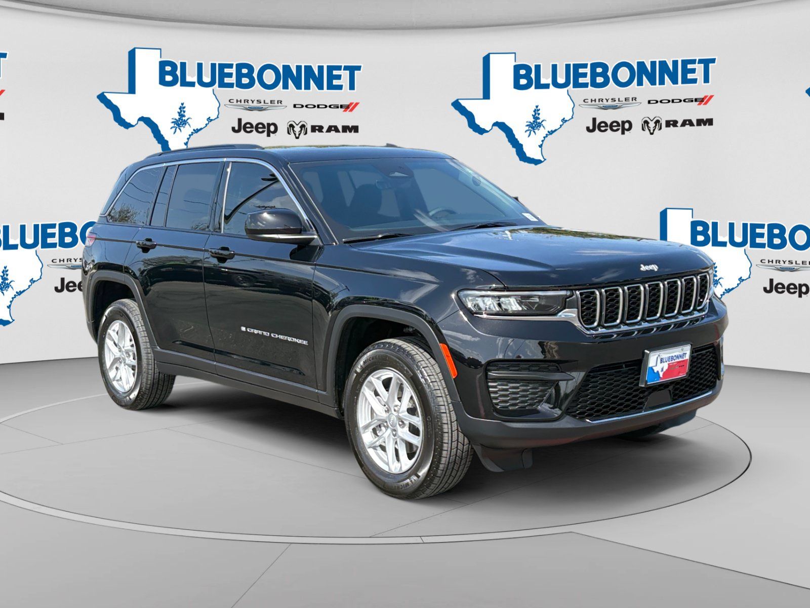 Certified 2026 Jeep Grand Cherokee Laredo X RWD image 3