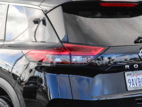 Used 2022 Nissan Rogue S image 7