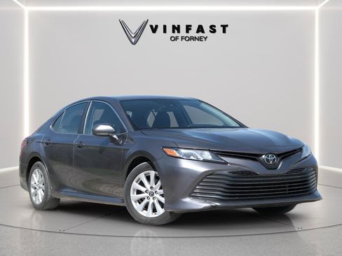 Used 2020 Toyota Camry LE image 4