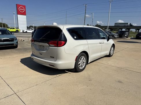 Used 2017 Chrysler Pacifica Touring image 18