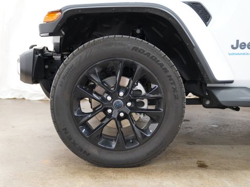 Used 2025 Jeep Wrangler Unlimited Sahara AWD/4WD image 15