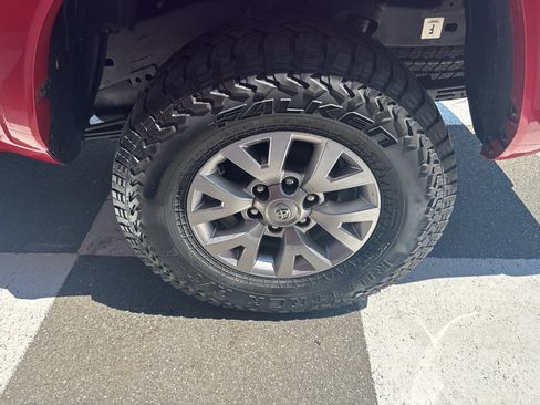 Used 2017 Toyota Tacoma SR5 w/ Tow Package AWD/4WD image 16