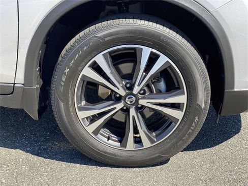 Certified 2020 Nissan Rogue SV w/ Sun & Sound Touring Package image 13