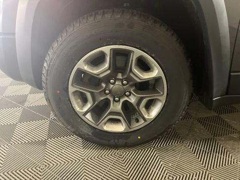 Used 2019 Jeep Cherokee Trailhawk w/ Comfort/Convenience Group AWD/4WD image 39