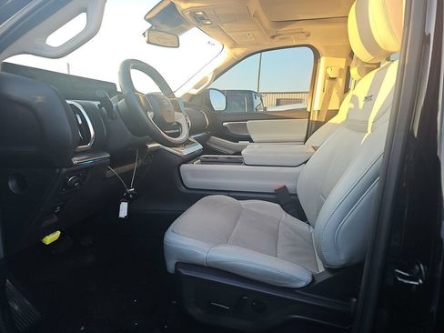 Used 2025 Ford Expedition Platinum w/ Driver's Package AWD/4WD image 5