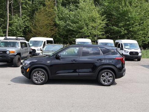 Used 2024 Kia Seltos LX AWD/4WD image 4