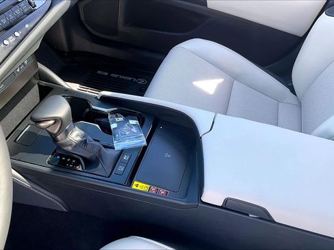 Used 2025 Lexus ES 300h w/ Premium Package image 16