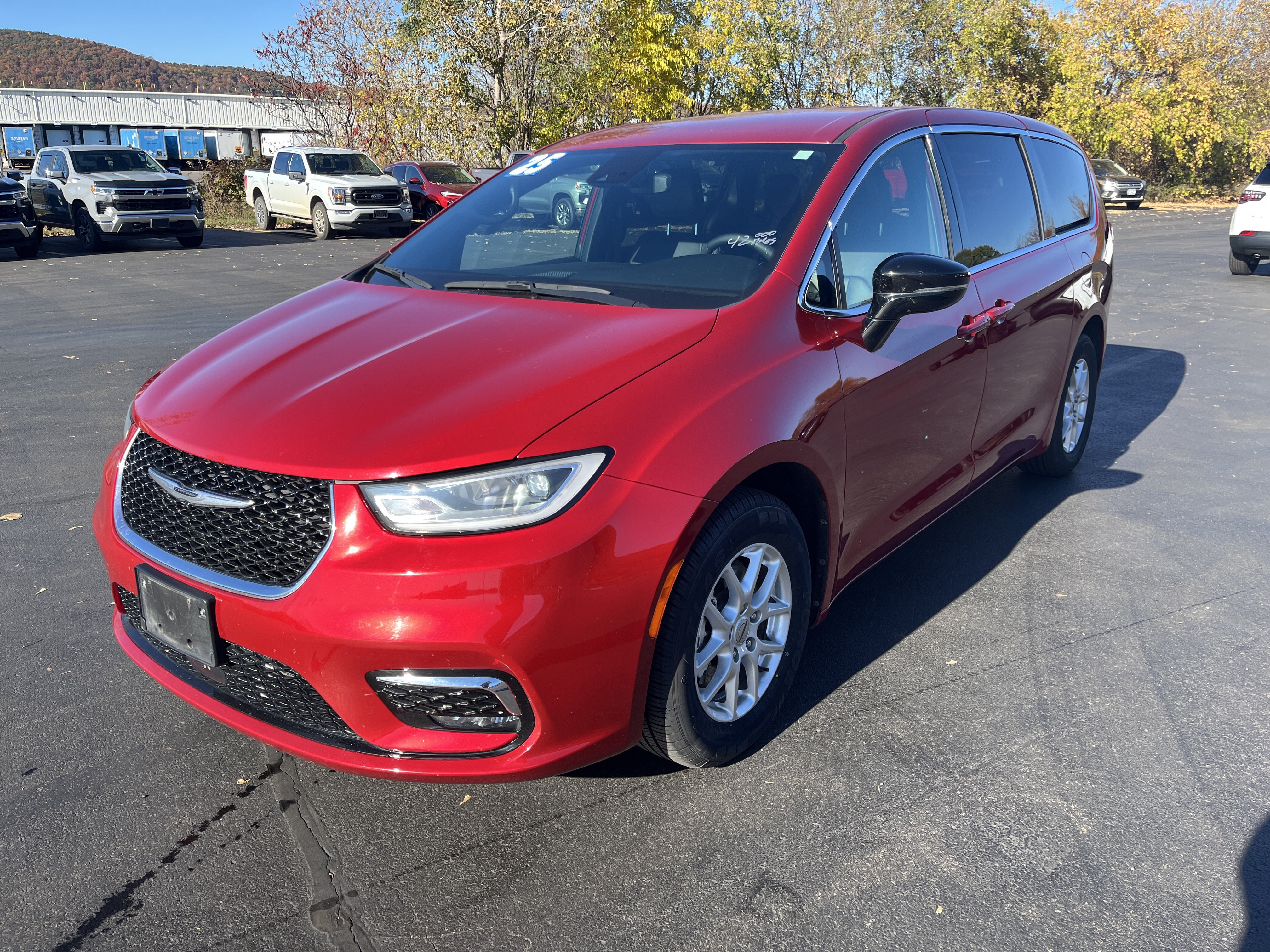 Used 2025 Chrysler Pacifica Select FWD image 1