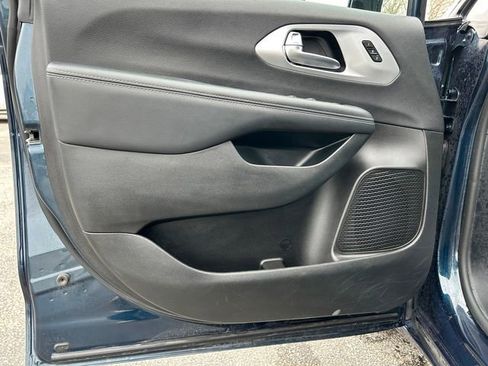 Used 2025 Chrysler Pacifica Limited image 21