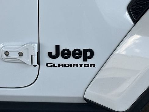 Used 2022 Jeep Gladiator Sport AWD/4WD image 9