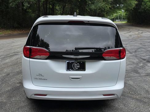 Used 2022 Chrysler Voyager LX FWD image 3