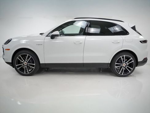 Certified 2026 Porsche Cayenne E-Hybrid AWD/4WD image 2