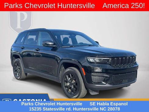 Used 2025 Jeep Grand Cherokee Altitude AWD/4WD image 1