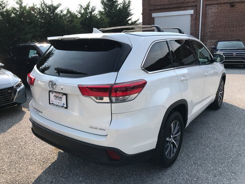 Used 2017 Toyota Highlander XLE w/ Carpet Mat Package AWD/4WD image 8