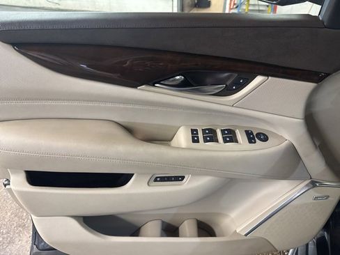 Used 2016 Cadillac Escalade Luxury image 10