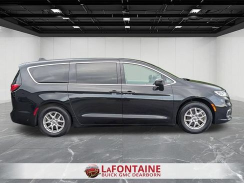 Used 2023 Chrysler Pacifica Touring-L FWD image 6