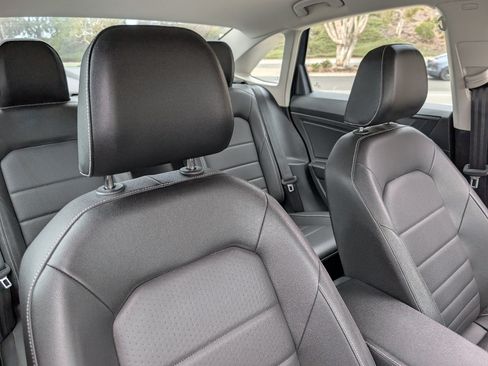 Used 2024 Volkswagen Jetta SE FWD image 3