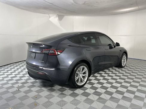 Used 2024 Tesla Model Y AWD image 8