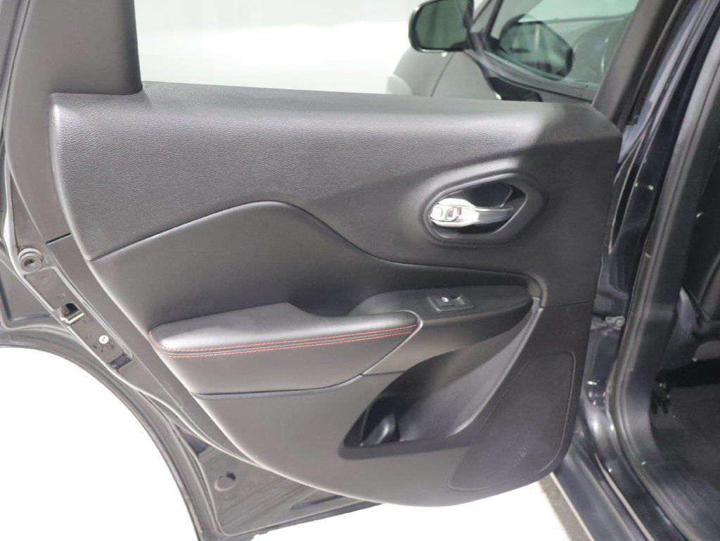 Used 2021 Jeep Cherokee Trailhawk w/ Comfort/Convenience Group AWD/4WD image 19