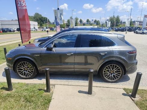 Used 2022 Porsche Cayenne E-Hybrid AWD/4WD image 3