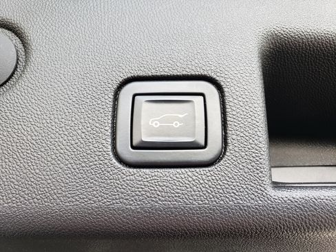 Used 2022 Chevrolet Equinox LT w/ Driver Convenience Package image 11