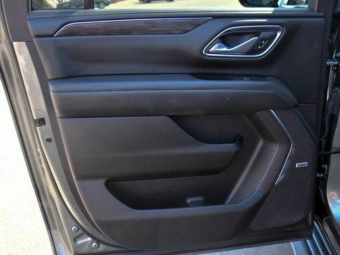 Used 2024 Chevrolet Suburban LT image 39