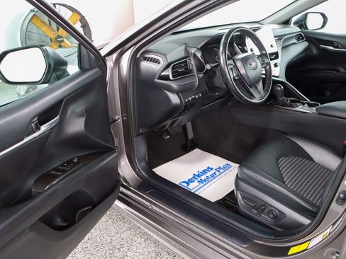 Used 2024 Toyota Camry SE image 3