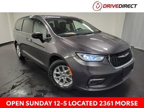 Used 2023 Chrysler Pacifica Touring-L FWD image 1