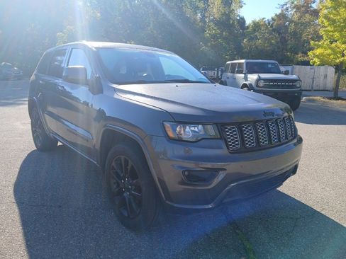 Used 2017 Jeep Grand Cherokee Altitude image 3