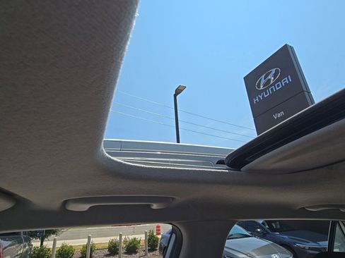 Used 2025 Hyundai Venue SEL FWD image 14