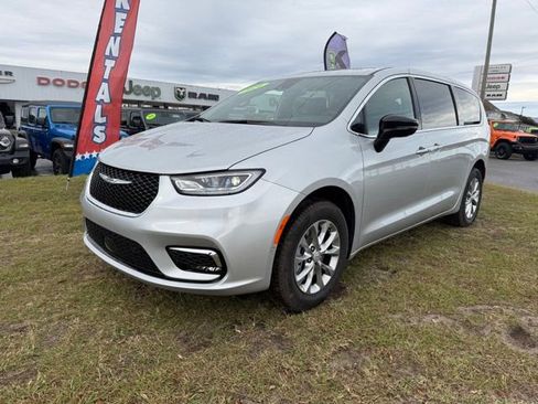 New 2026 Chrysler Pacifica Select AWD/4WD image 3