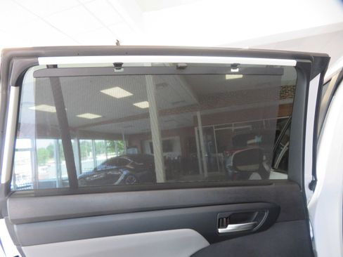 Used 2023 Toyota Highlander XLE FWD image 19