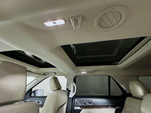 Used 2019 Ford Explorer Platinum image 23