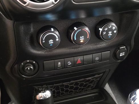 Used 2015 Jeep Wrangler Unlimited Sahara w/ Connectivity Group AWD/4WD image 39