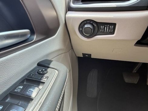 Used 2020 Chrysler Voyager Lxi image 24