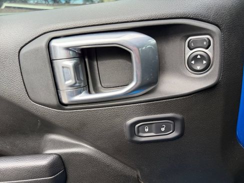 Used 2025 Jeep Gladiator Sport AWD/4WD image 11