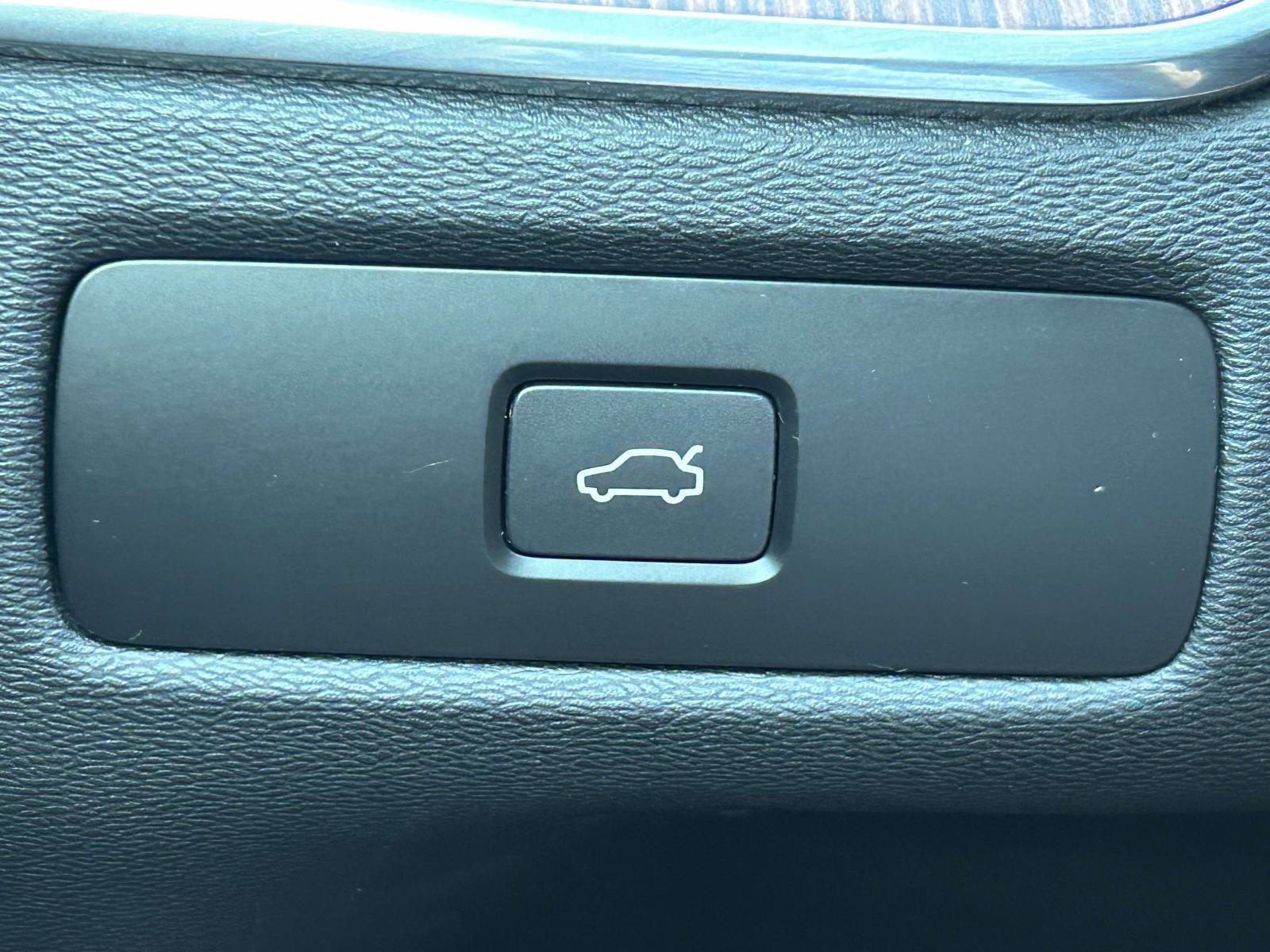Certified 2024 Volvo XC60 B5 Plus AWD/4WD image 30