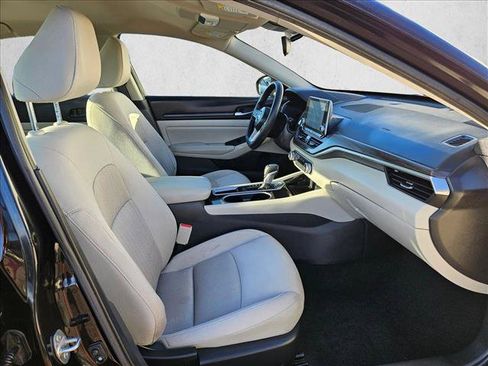 Used 2024 Nissan Altima 2.5 SV FWD image 25
