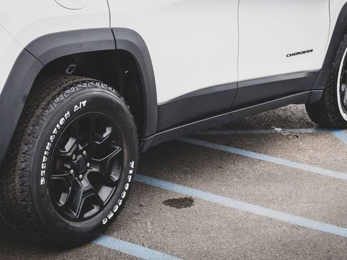 Used 2019 Jeep Cherokee Trailhawk w/ Cold Weather Group image 11