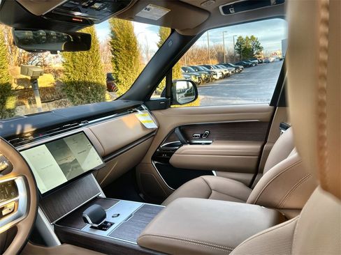 New 2026 Land Rover Range Rover Long Wheelbase SE image 13