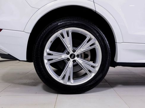 Used 2023 Audi Q8 Premium image 21