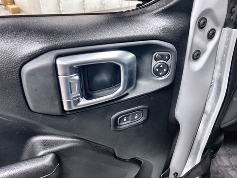 Used 2026 Jeep Wrangler Unlimited Rubicon AWD/4WD image 15
